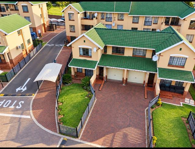 3 BEDROOM TOWNHOUSE FOR SALE IN REYNO RIDGE